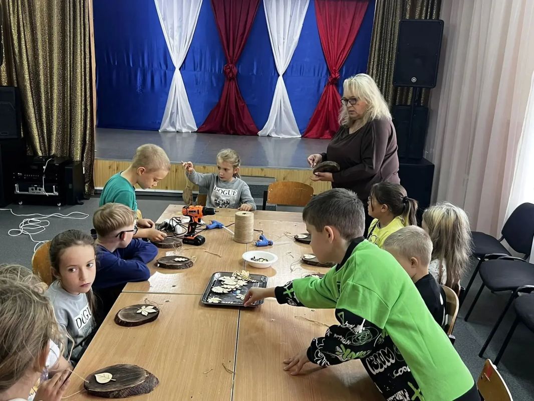 Подарок папе. В канун Дня отца в филиале Рейдовского клуба Курильской ЦКС кипела настоящая работа! Специально для любимых пап прошел самый уютный и душевный мастер-класс по изготовлению ключниц на деревянных спилах