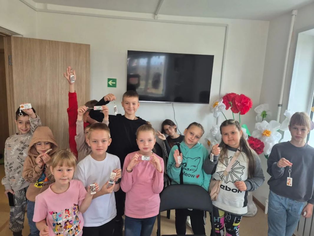 ПАПИН ПРАЗДНИК. В преддверии Дня отца, в филиале Курильской ЦКС с.Горное прошел увлекательный мастер-класс "Подарок папе" ПАПИН ПРАЗДНИК. В преддверии Дня отца, в филиале Курильской ЦКС с.Горное прошел увлекательный мастер-класс "Подарок папе"