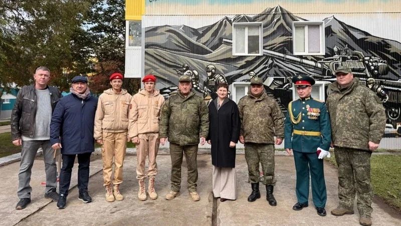 На Итурупе открыли мурал в честь защитников дальних рубежей На Итурупе открыли мурал в честь защитников дальних рубежей