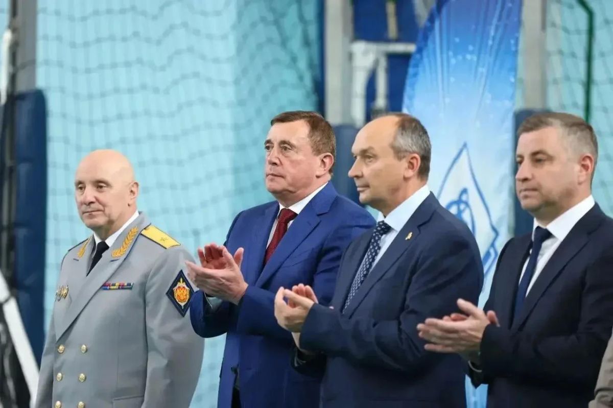 Валерий Лимаренко поприветствовал участников Кубка органов безопасности ДФО по волейболу Валерий Лимаренко поприветствовал участников Кубка органов безопасности ДФО по волейболу