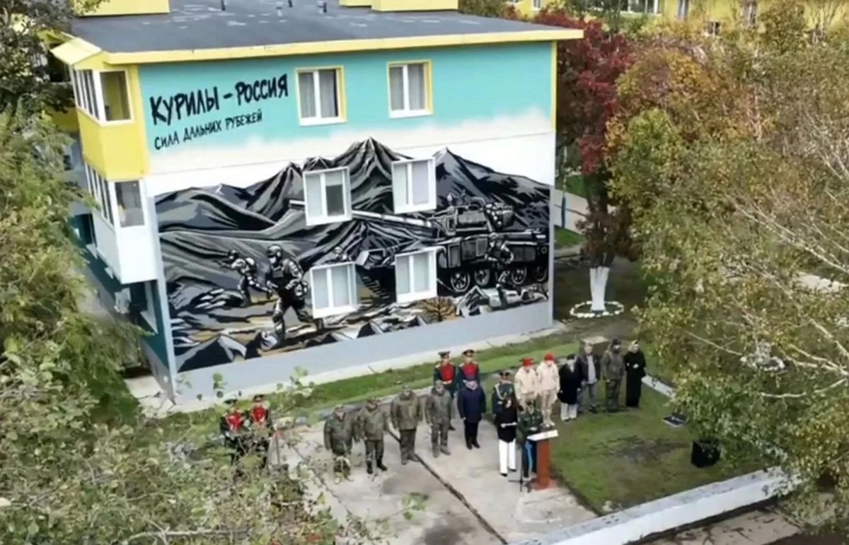 На Итурупе открыли мурал в честь защитников дальних рубежей