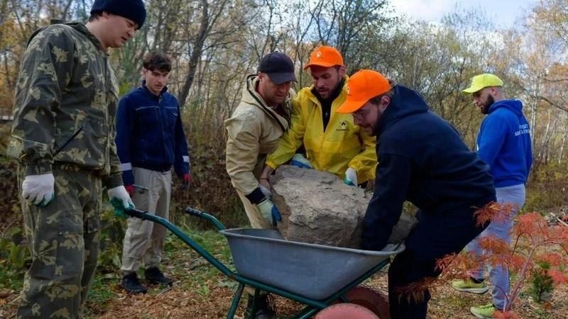 Волонтеры проекта «Сахалин-1» помогли Сахалинскому ботаническому саду подготовиться к зиме Волонтеры проекта «Сахалин-1» помогли Сахалинскому ботаническому саду подготовиться к зиме