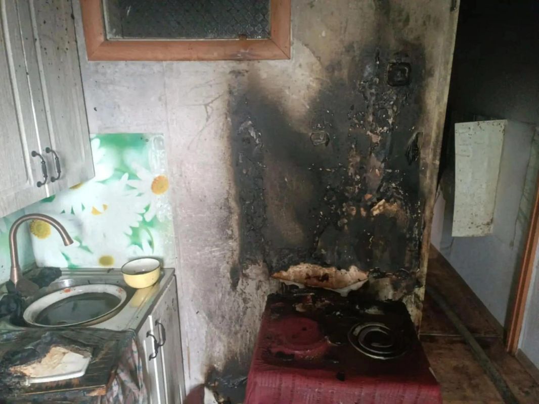 Горели розетка и обои, в Александровске-Сахалинском тушили квартирный пожар Горели розетка и обои, в Александровске-Сахалинском тушили квартирный пожар