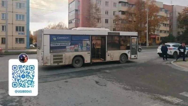 Пожилая пассажирка упала в городском автобусе Южно-Сахалинска при резком торможении
