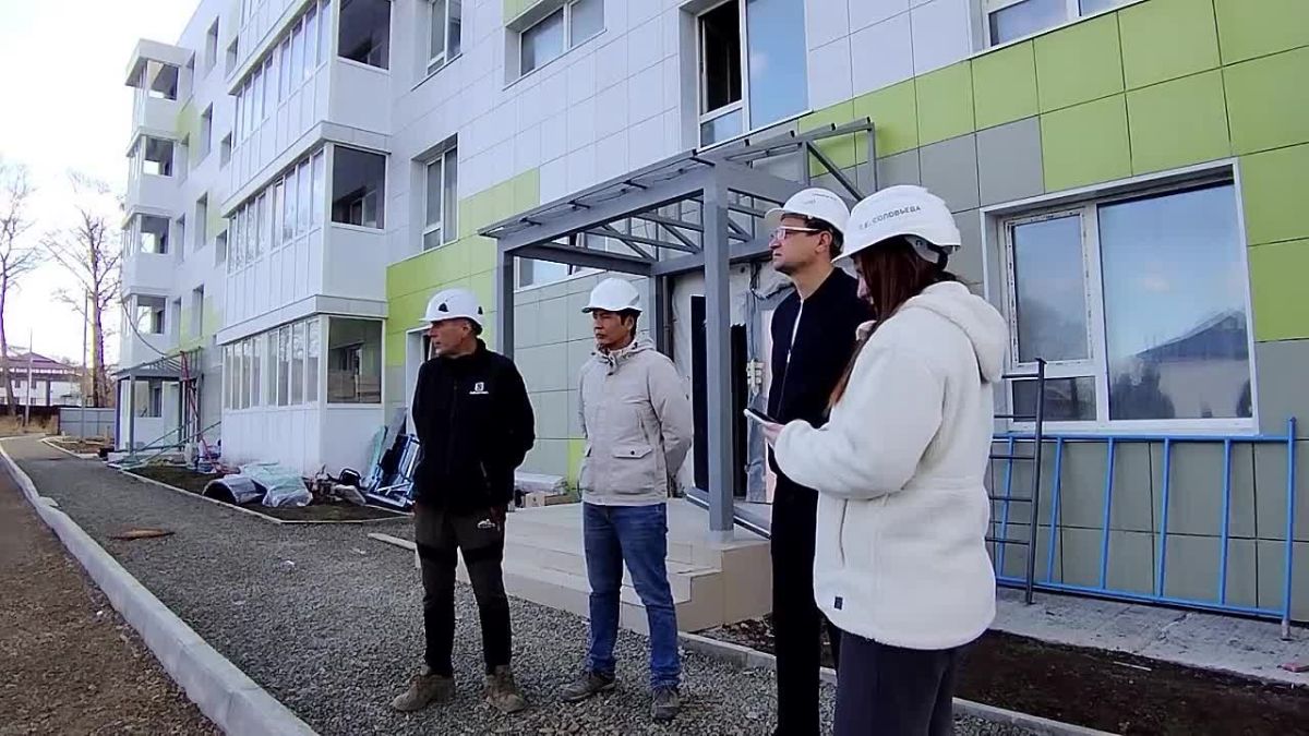 Заместитель министра строительства Татьяна Соловьёва с рабочей поездкой посетила Долинский район и проверила ход строительства жилья в Долинске и Соколе, осмотрев три площадки