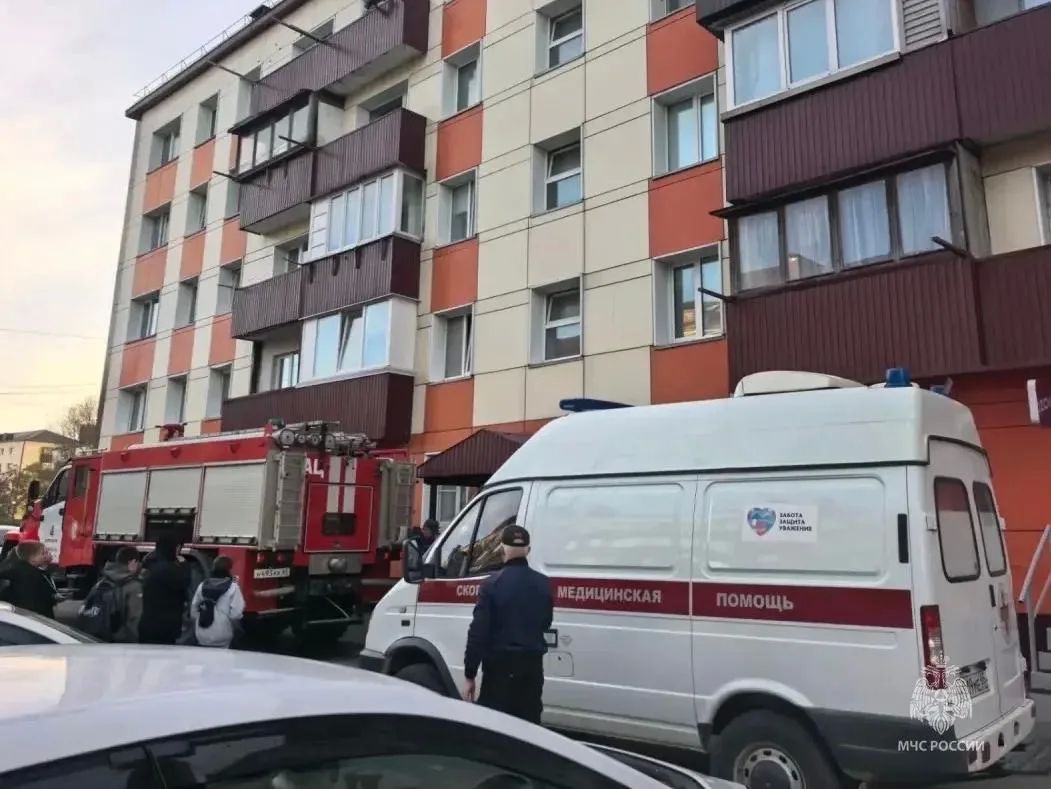 В Корсакове огнеборцы спасли женщину при пожаре в квартире