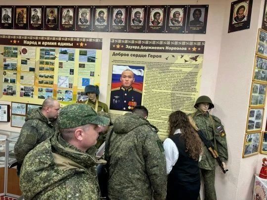 Офицеры побывали на экскурсии в школьном музее Курильска Офицеры побывали на экскурсии в школьном музее Курильска