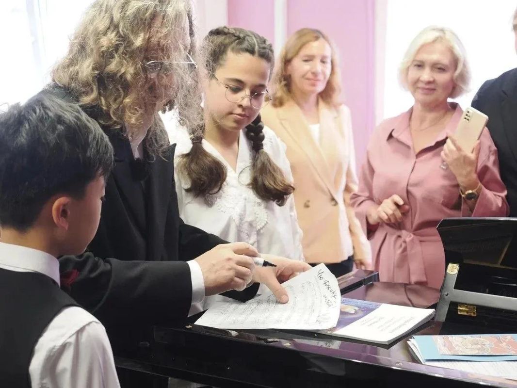 В Сахалинском колледже искусств сняли фильм о юности Игоря Николаева В Сахалинском колледже искусств сняли фильм о юности Игоря Николаева