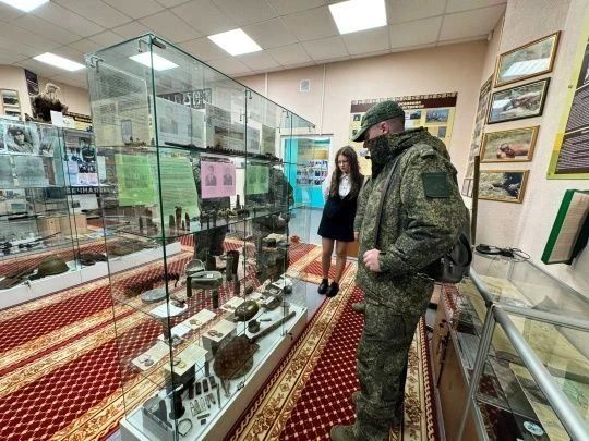 Офицеры побывали на экскурсии в школьном музее Курильска