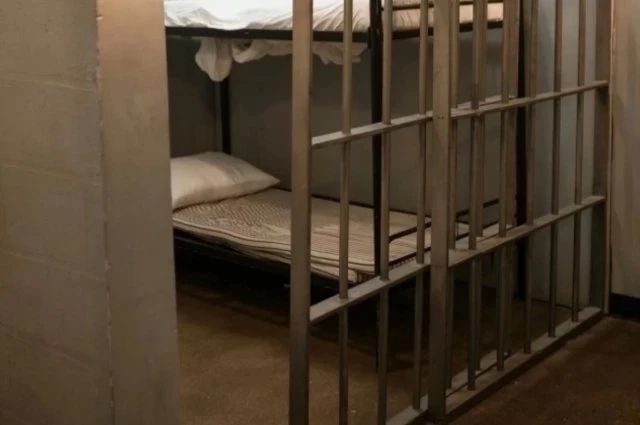 Давил пальцами в глаз: на Сахалине осужденный напал на сотрудника СИЗО