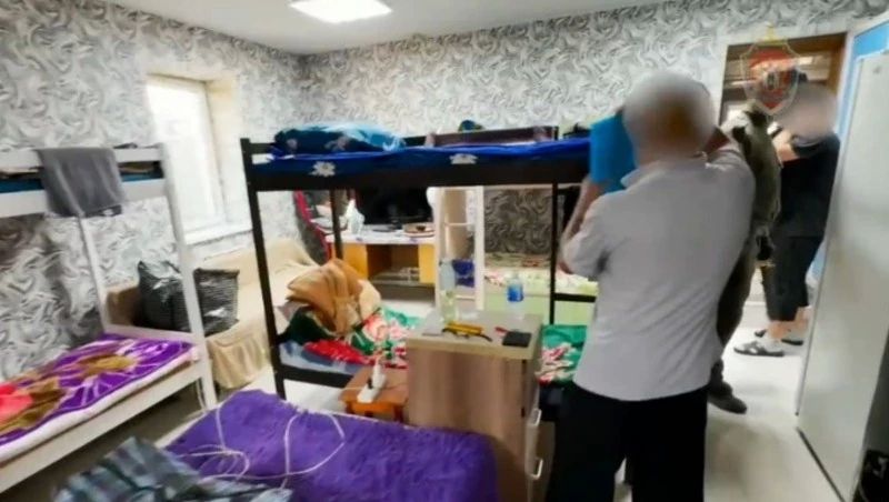 Группу из полицейских и гражданских осудили за взятки и незаконную миграцию