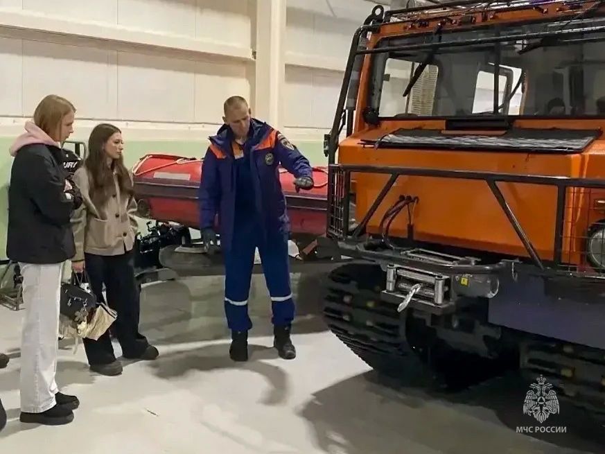 В гостях у спасателей. Специалисты поисково-спасательного отряд имени Полякова проводят для юных гостей познавательные экскурсии В гостях у спасателей. Специалисты поисково-спасательного отряд имени Полякова проводят для юных гостей познавательные экскурсии