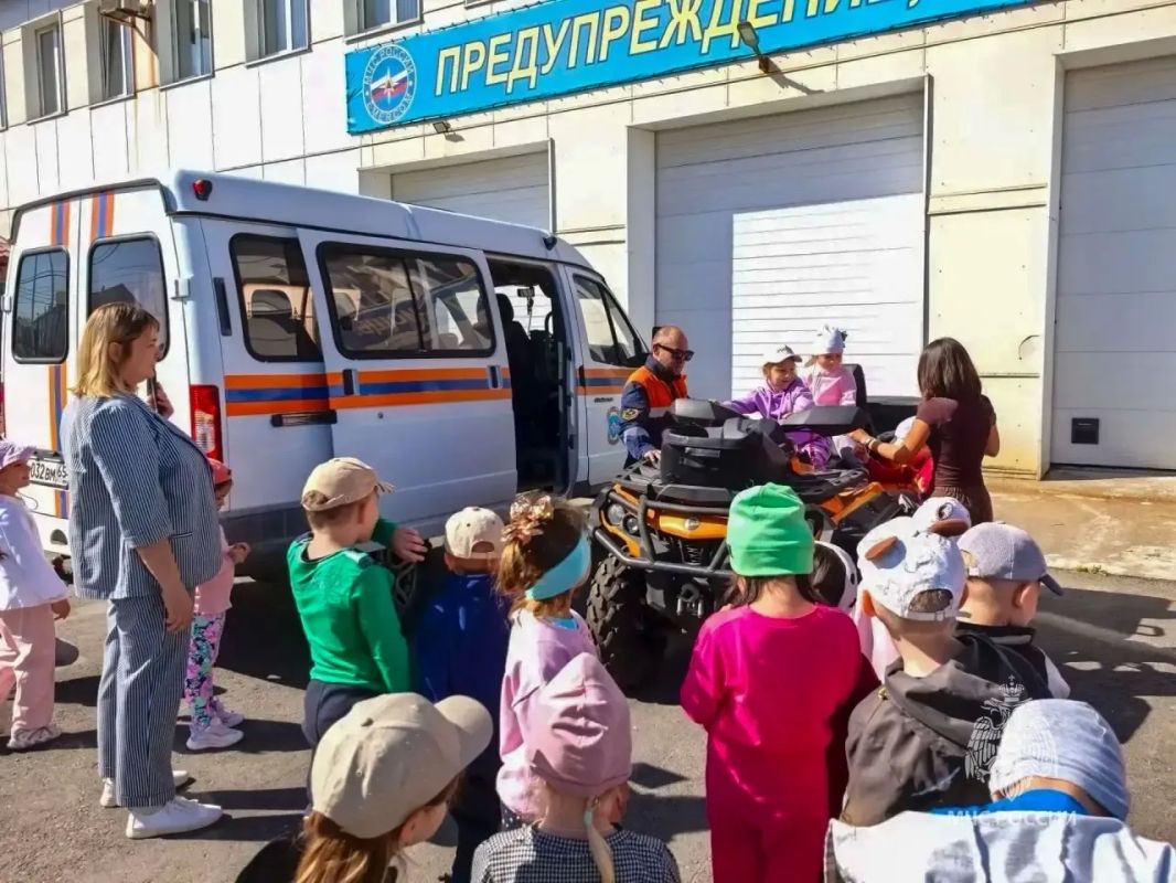 В гостях у спасателей. Специалисты поисково-спасательного отряд имени Полякова проводят для юных гостей познавательные экскурсии В гостях у спасателей. Специалисты поисково-спасательного отряд имени Полякова проводят для юных гостей познавательные экскурсии