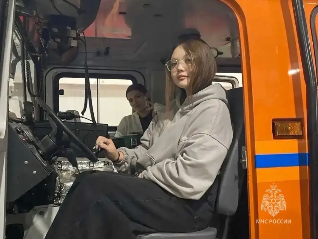В гостях у спасателей. Специалисты поисково-спасательного отряд имени Полякова проводят для юных гостей познавательные экскурсии В гостях у спасателей. Специалисты поисково-спасательного отряд имени Полякова проводят для юных гостей познавательные экскурсии