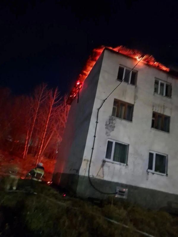 В Поронайском районе горела крыша многоквартирного дома В Поронайском районе горела крыша многоквартирного дома