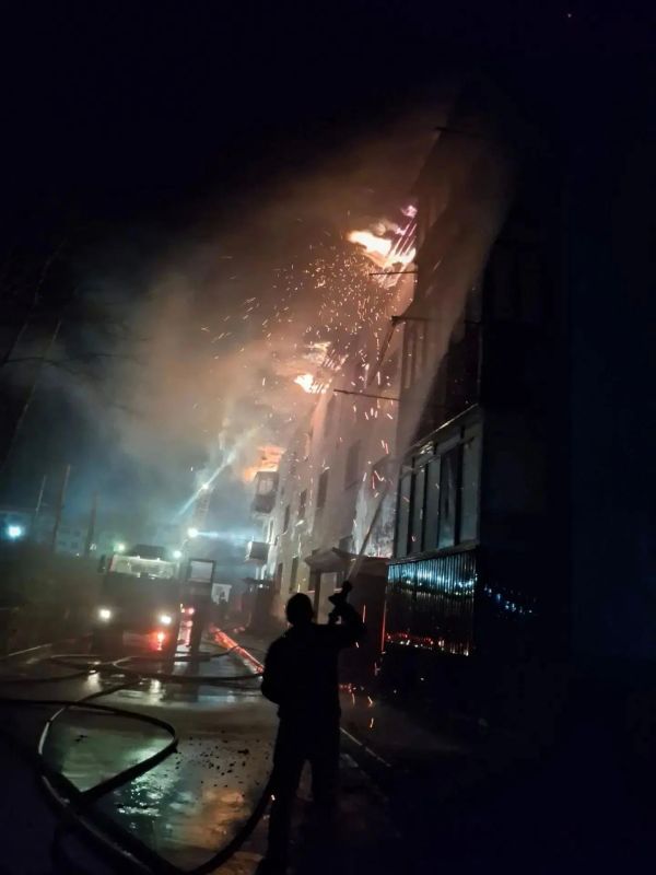 В Поронайском районе горела крыша многоквартирного дома В Поронайском районе горела крыша многоквартирного дома
