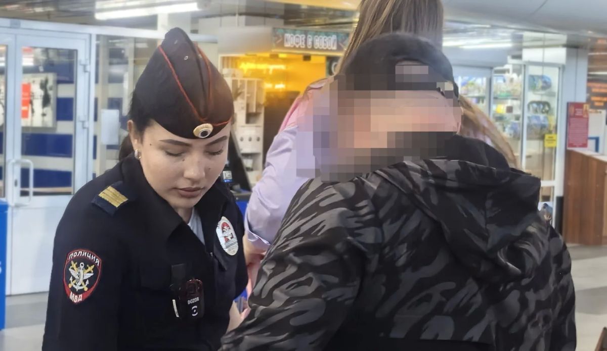 Транспортные полицейские изъяли наркотики у вахтовика в иркутском аэропорту