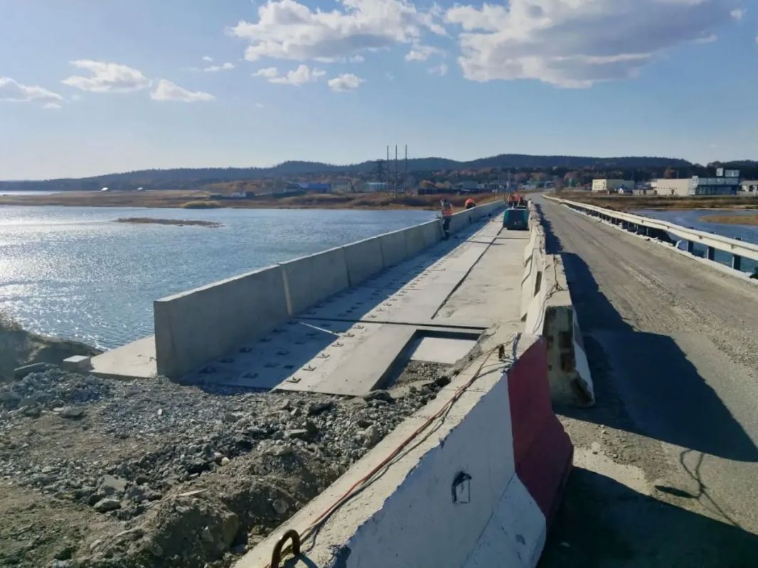 Аварийно-восстановительные работы проводят на мосту через пролив Красноармейский на 34-м километре автомобильной дороги Лиственничное-Охотское