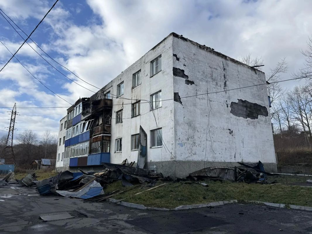 В Поронайском районе ликвидируют последствия пожара в многоквартирном доме