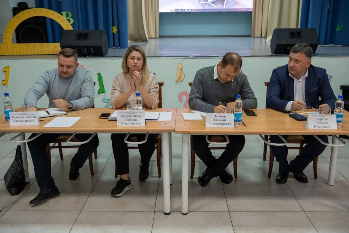Жители Владимировки обсудили вопросы своего района на выездной встрече
