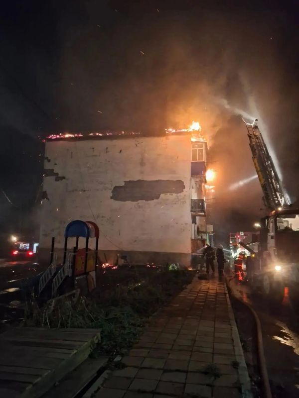 В Поронайском районе горела крыша многоквартирного дома В Поронайском районе горела крыша многоквартирного дома