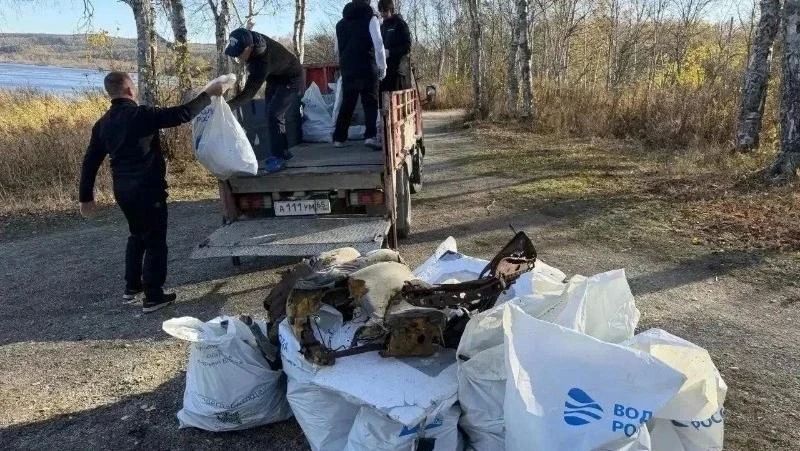На берегах озер Изменчивое и Тунайча прошла экологическая акция, в ходе которой волонтеры собрали 12 мешков мусора