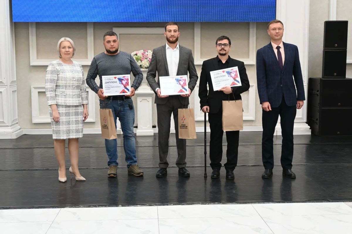 В Южно-Сахалинске наградили победителей и призеров региональных этапов всероссийских конкурсов в сфере труда В Южно-Сахалинске наградили победителей и призеров региональных этапов всероссийских конкурсов в сфере труда