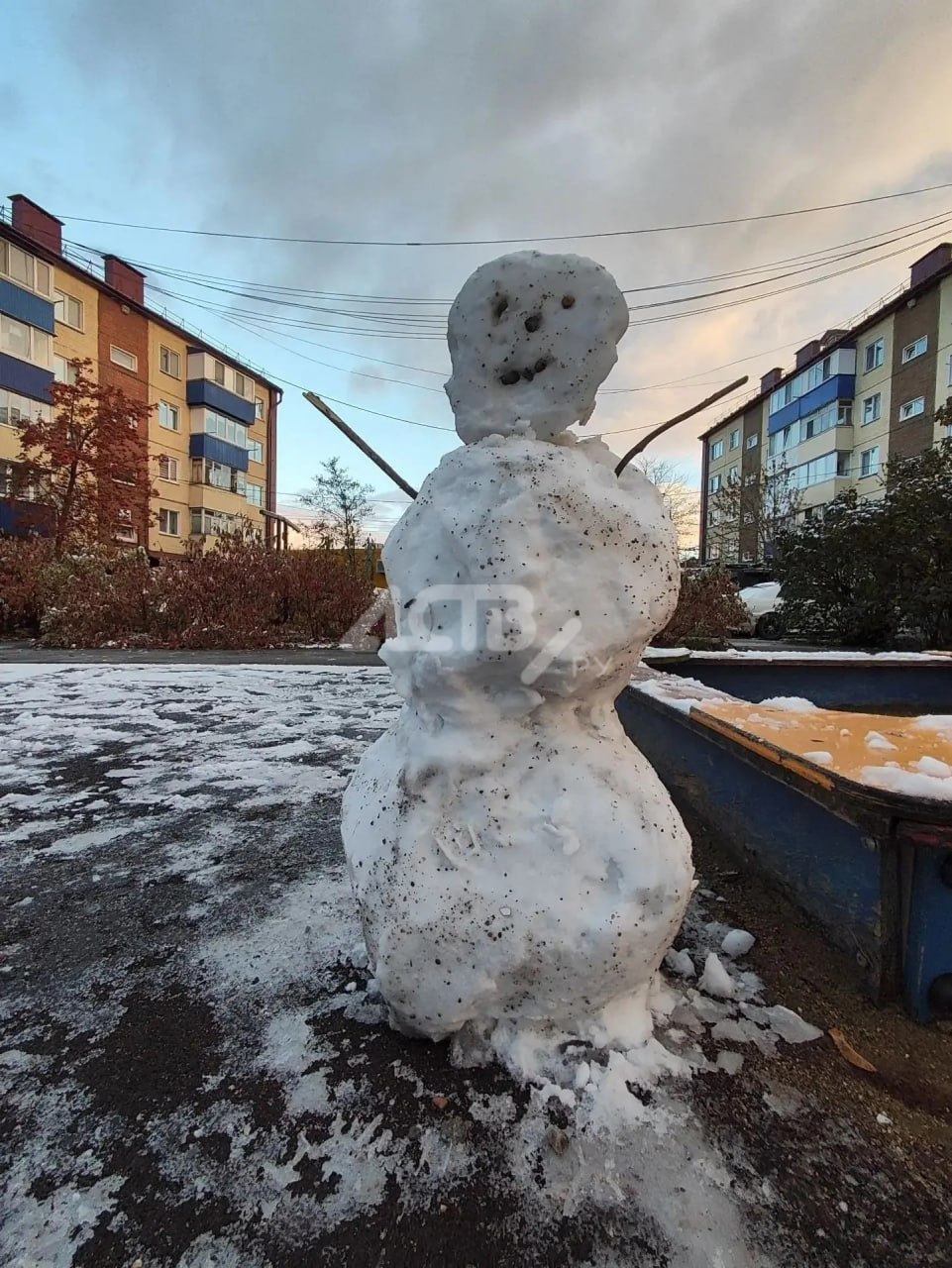В Южно-Сахалинске появился первый снеговик - до Нового года 62 дня