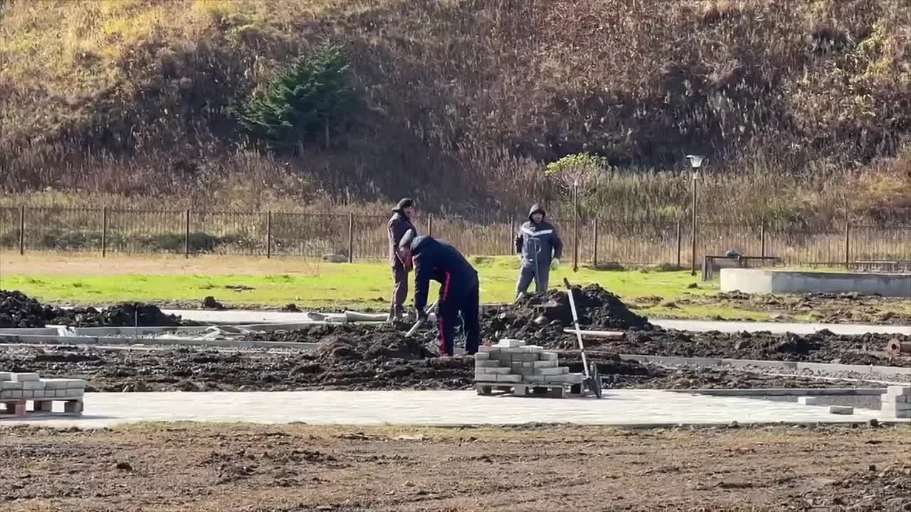 На месте заброшенного стадиона в Малокурильском благоустраивают сквер