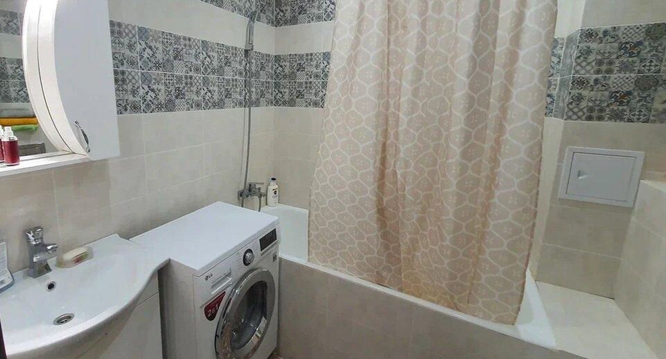Затхлый запах в квартире может скрывать плесень под обоями и в ванной